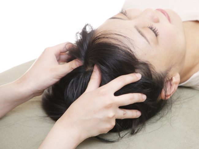 Cách giảm đau đầu hiệu quả nhờ massage bấm huyệt